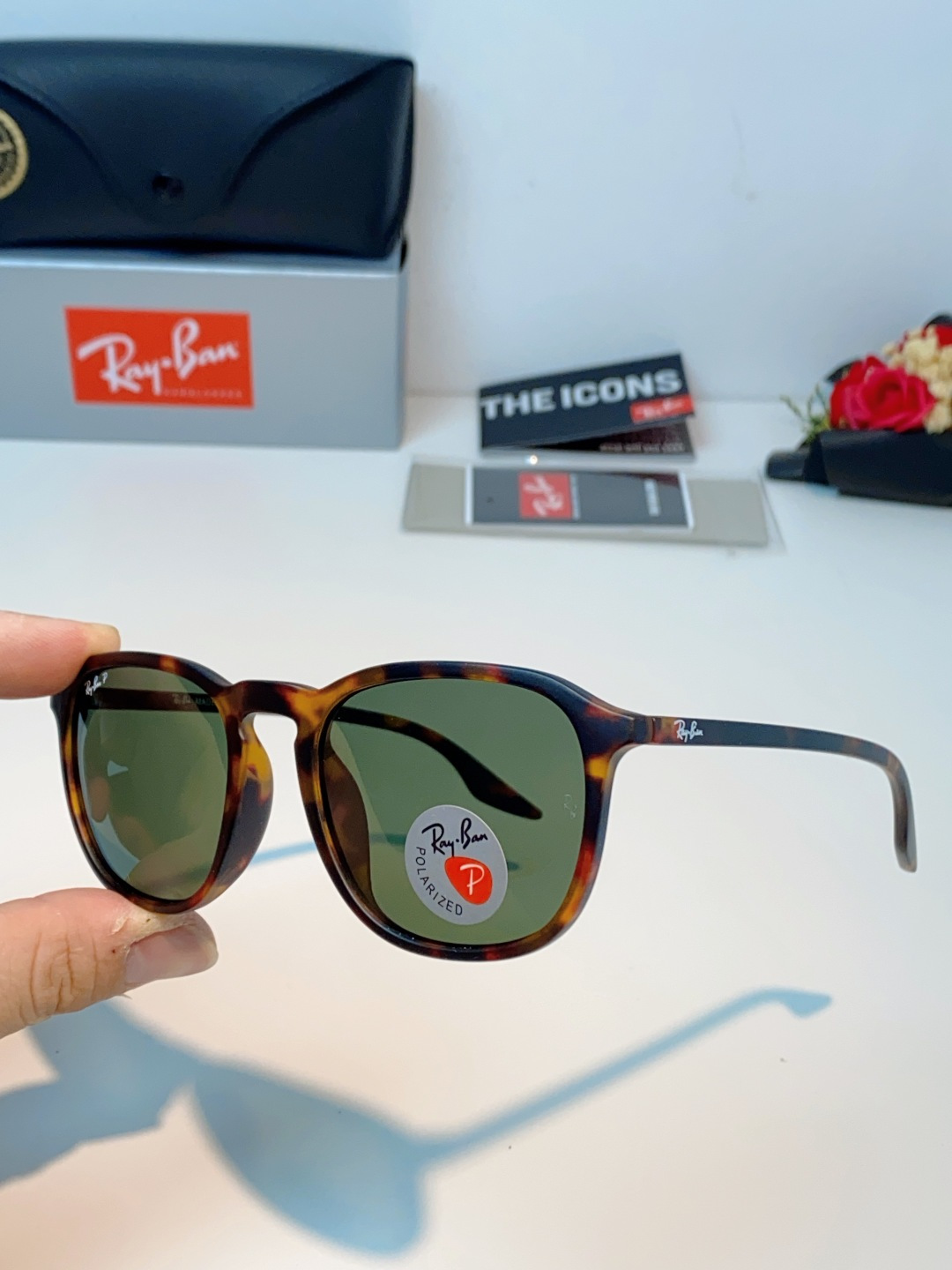 RayBan雷朋 2026新款突破传统方形限制，独特的不规则几何线条，既保留了知性优雅的气质，又自带都市