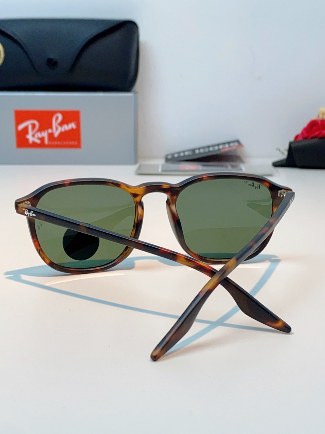 RayBan雷朋 2026新款突破传统方形限制，独特的不规则几何线条，既保留了知性优雅的气质，又自带都市