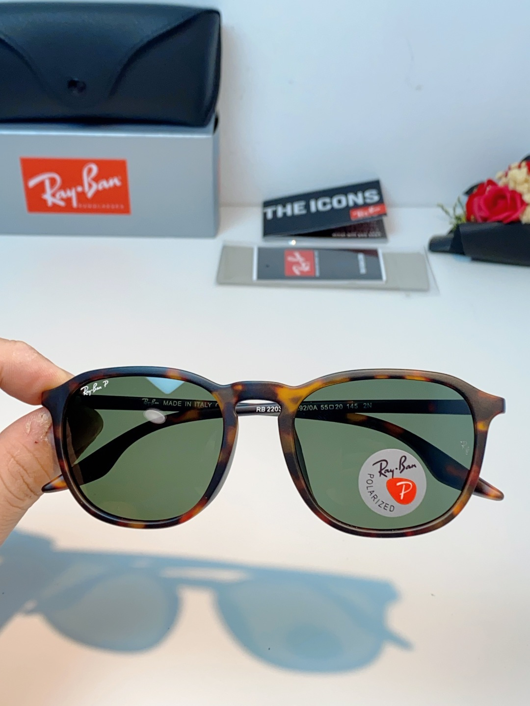 RayBan雷朋 2026新款突破传统方形限制，独特的不规则几何线条，既保留了知性优雅的气质，又自带都市