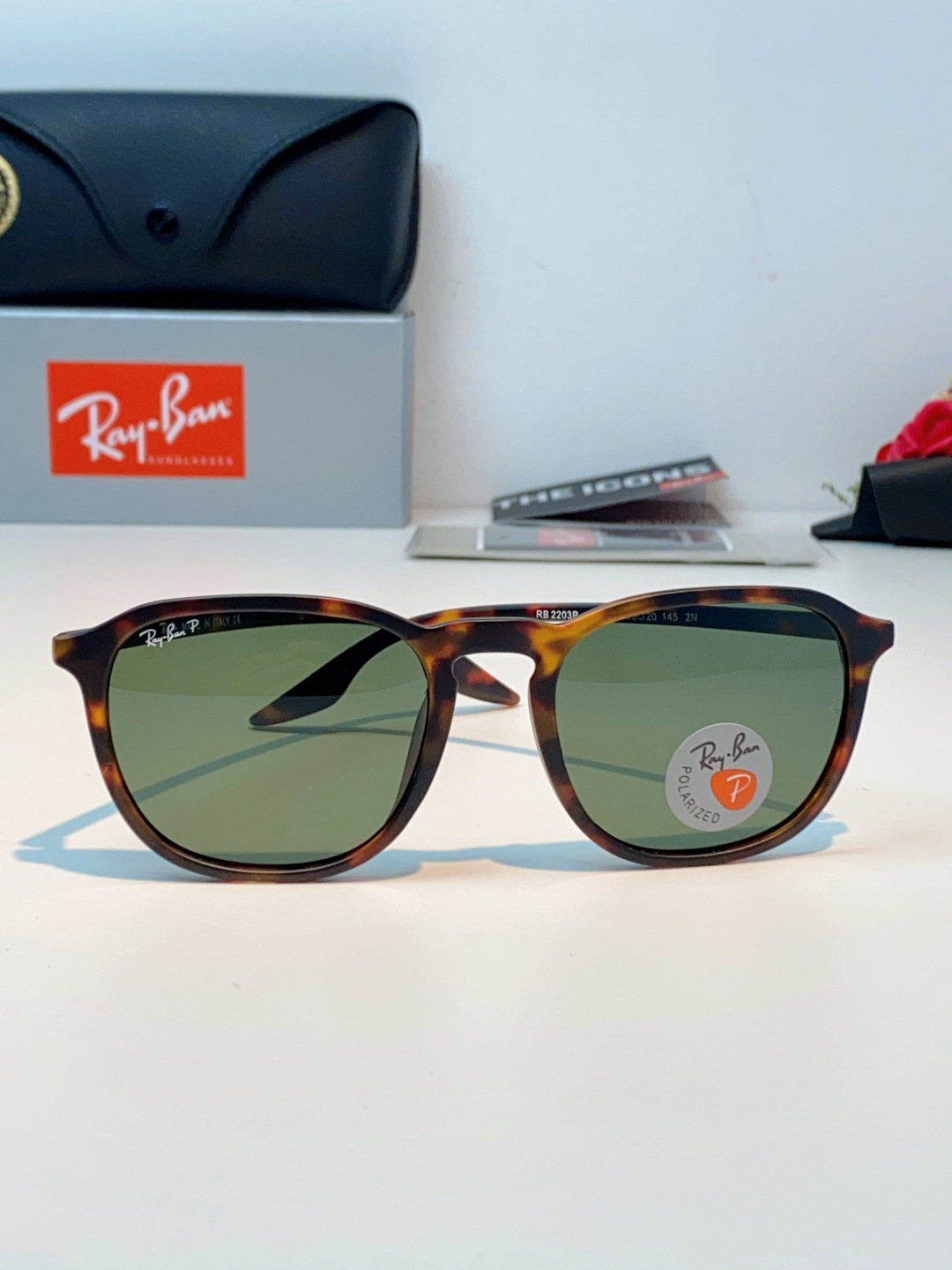 RayBan雷朋 2026新款突破传统方形限制，独特的不规则几何线条，既保留了知性优雅的气质，又自带都市