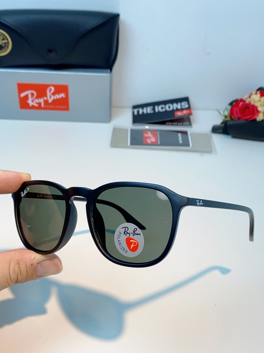 RayBan雷朋 2026新款突破传统方形限制，独特的不规则几何线条，既保留了知性优雅的气质，又自带都市