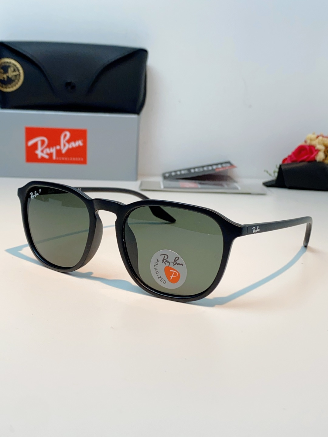 RayBan雷朋 2026新款突破传统方形限制，独特的不规则几何线条，既保留了知性优雅的气质，又自带都市