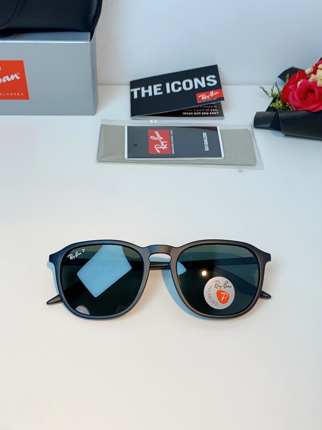 RayBan雷朋 2026新款突破传统方形限制，独特的不规则几何线条，既保留了知性优雅的气质，又自带都市