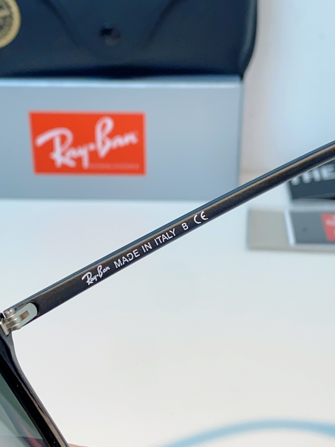 RayBan雷朋 2026新款突破传统方形限制，独特的不规则几何线条，既保留了知性优雅的气质，又自带都市
