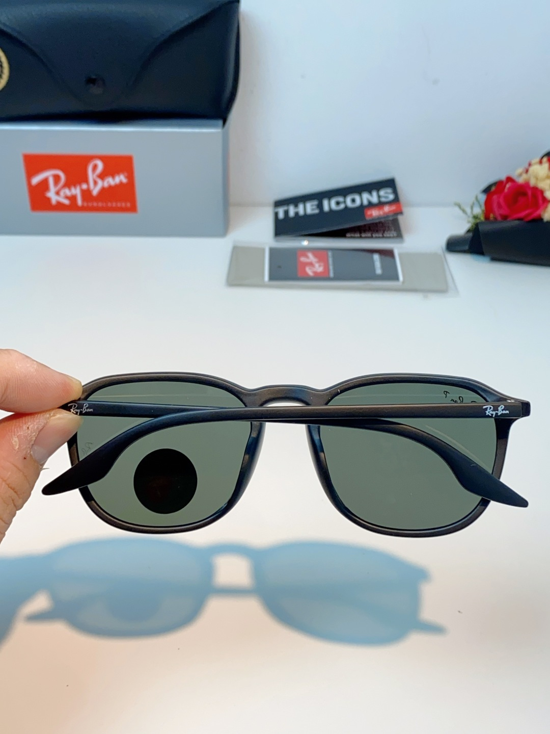 RayBan雷朋 2026新款突破传统方形限制，独特的不规则几何线条，既保留了知性优雅的气质，又自带都市