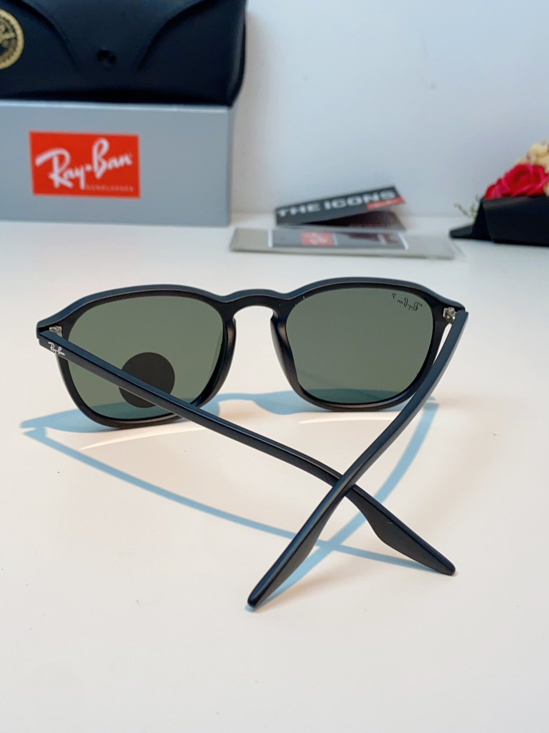 RayBan雷朋 2026新款突破传统方形限制，独特的不规则几何线条，既保留了知性优雅的气质，又自带都市