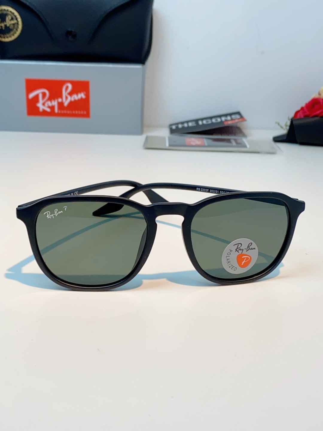 RayBan雷朋 2026新款突破传统方形限制，独特的不规则几何线条，既保留了知性优雅的气质，又自带都市