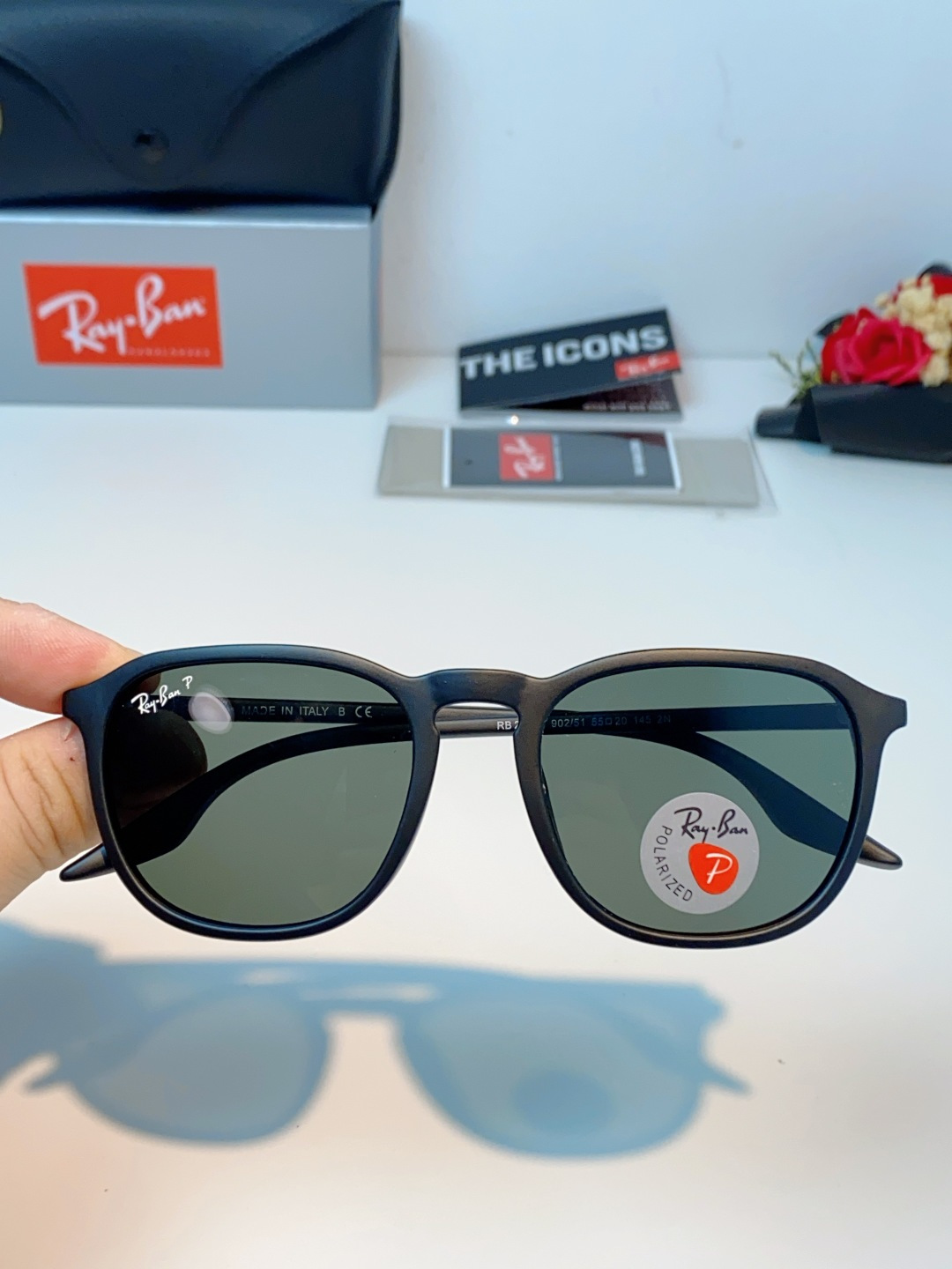 RayBan雷朋 2026新款突破传统方形限制，独特的不规则几何线条，既保留了知性优雅的气质，又自带都市