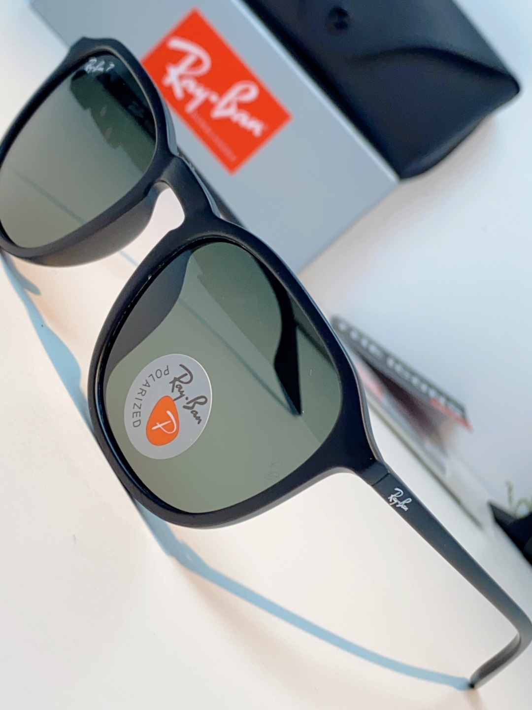 RayBan雷朋 2026新款突破传统方形限制，独特的不规则几何线条，既保留了知性优雅的气质，又自带都市