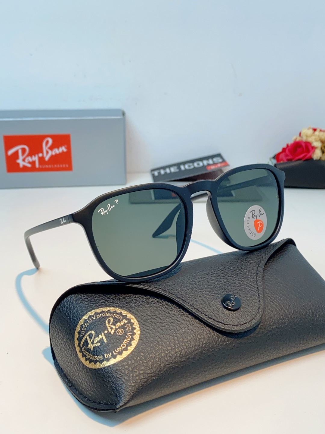 RayBan雷朋 2026新款突破传统方形限制，独特的不规则几何线条，既保留了知性优雅的气质，又自带都市