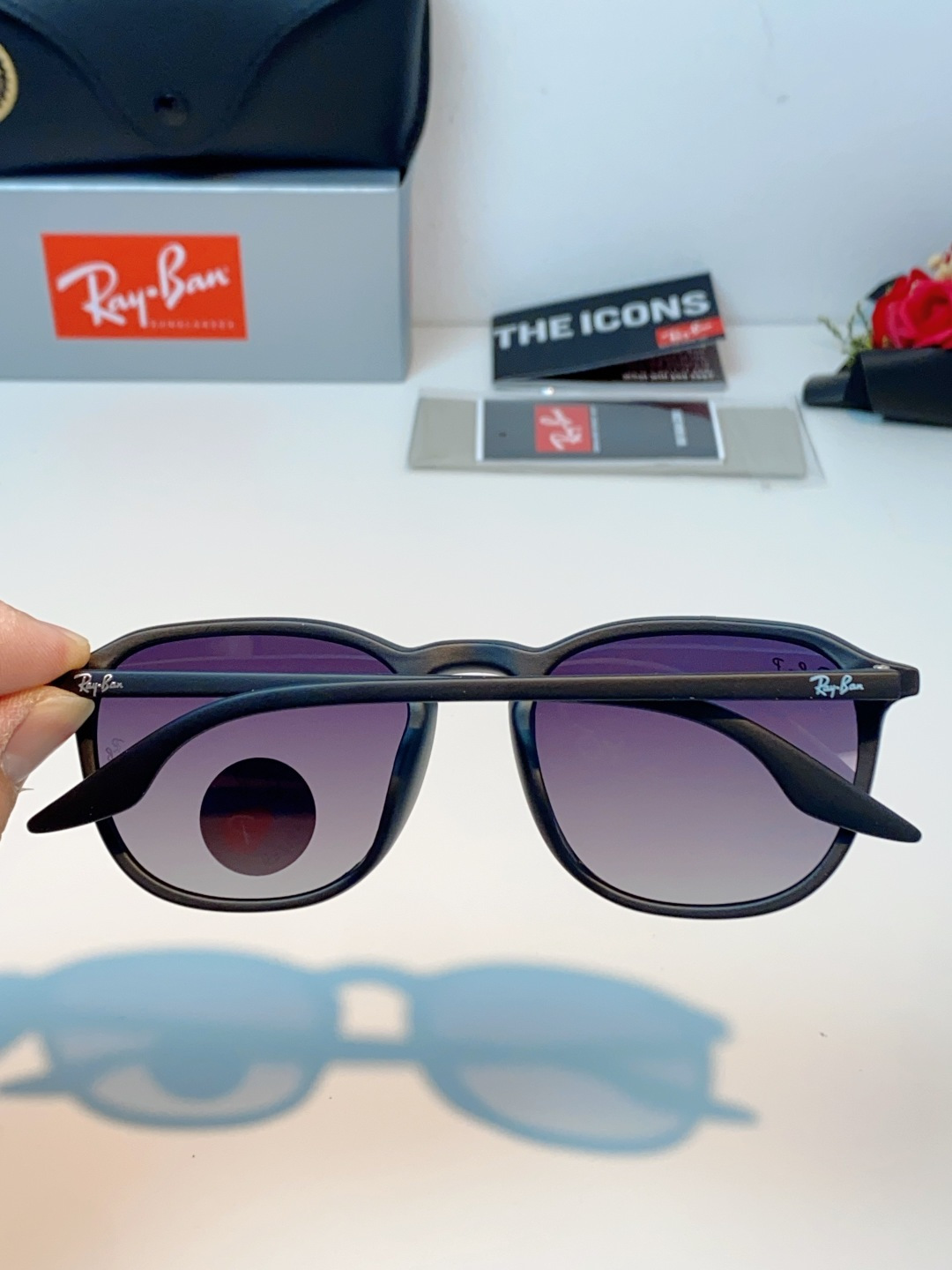 RayBan雷朋 2026新款突破传统方形限制，独特的不规则几何线条，既保留了知性优雅的气质，又自带都市