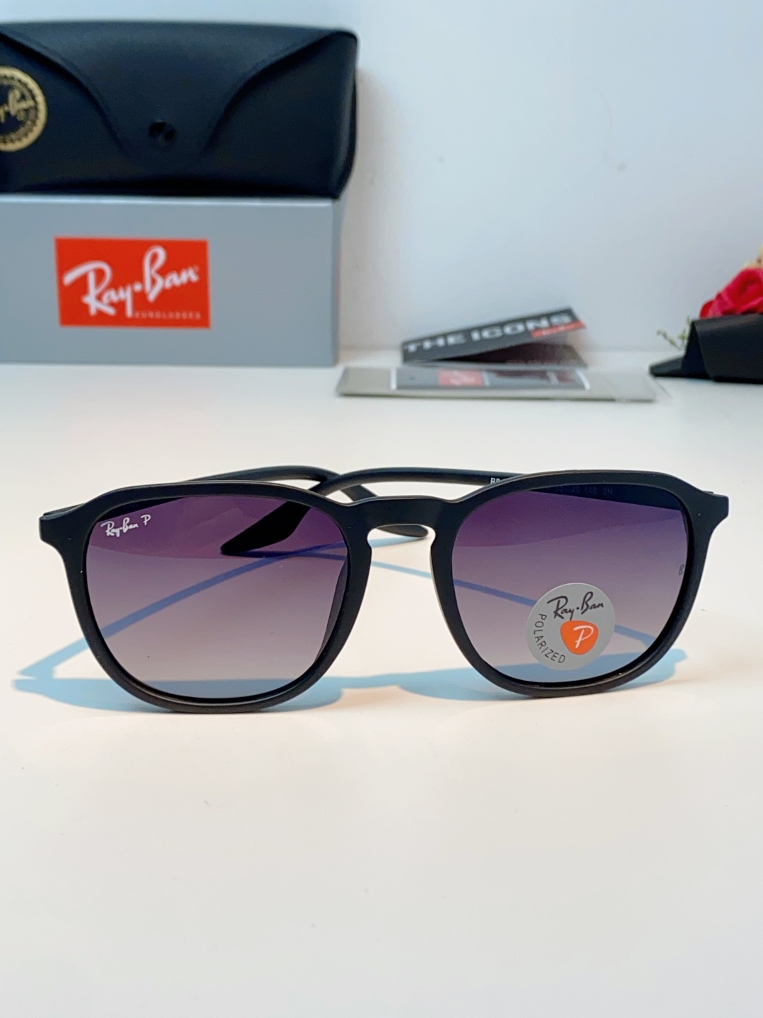 RayBan雷朋 2026新款突破传统方形限制，独特的不规则几何线条，既保留了知性优雅的气质，又自带都市