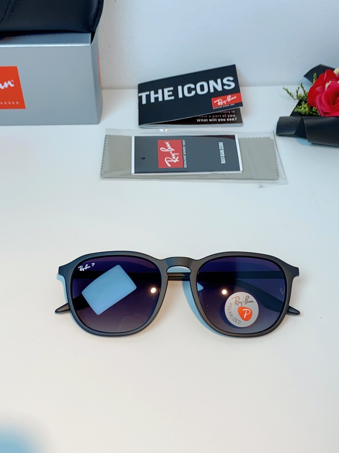 RayBan雷朋 2026新款突破传统方形限制，独特的不规则几何线条，既保留了知性优雅的气质，又自带都市