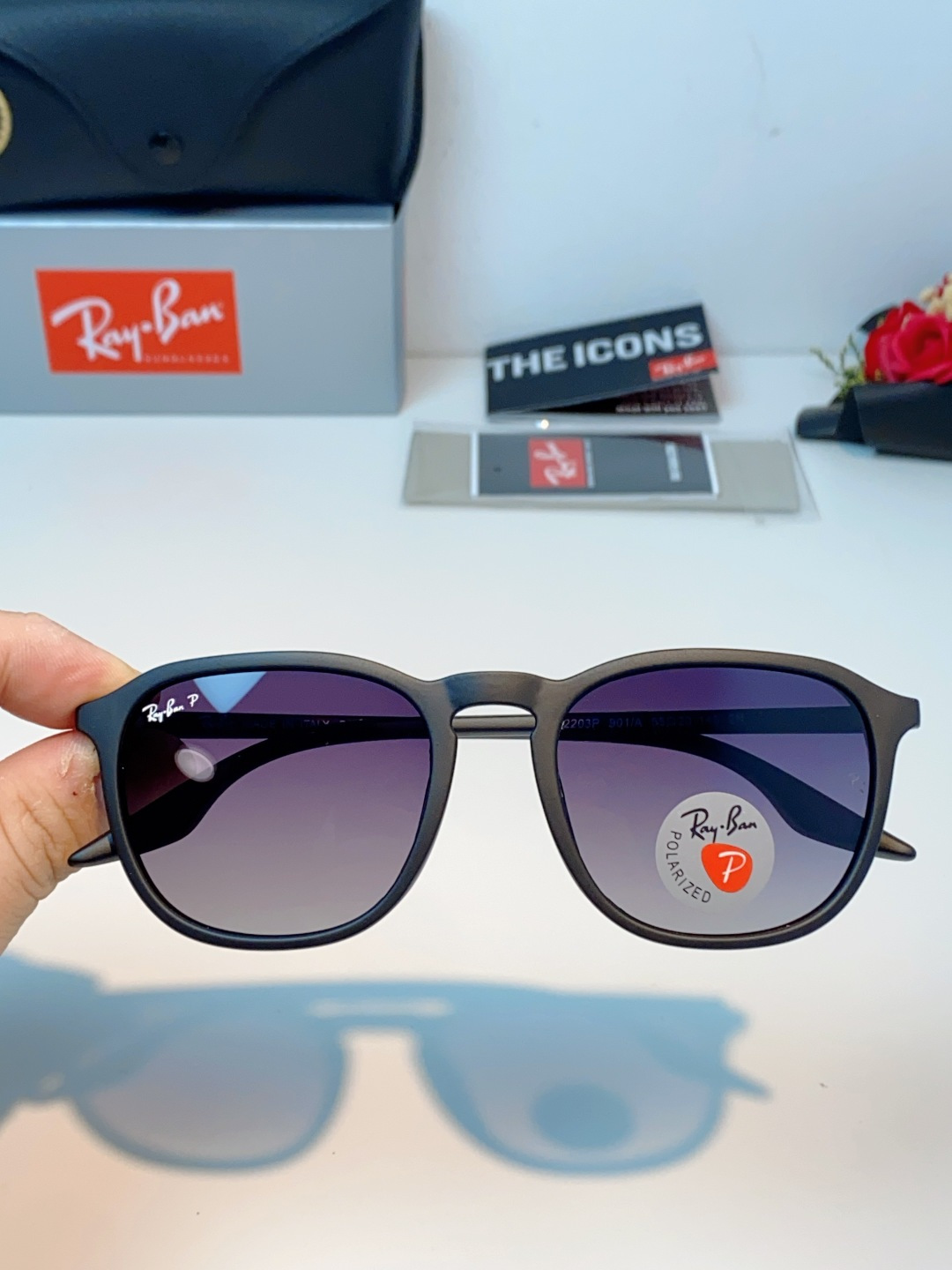 RayBan雷朋 2026新款突破传统方形限制，独特的不规则几何线条，既保留了知性优雅的气质，又自带都市