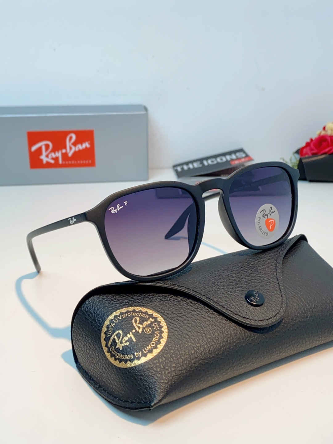 RayBan雷朋 2026新款突破传统方形限制，独特的不规则几何线条，既保留了知性优雅的气质，又自带都市