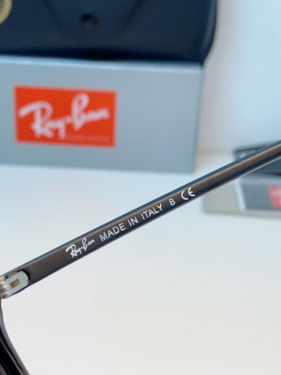 RayBan雷朋 2026新款突破传统方形限制，独特的不规则几何线条，既保留了知性优雅的气质，又自带都市