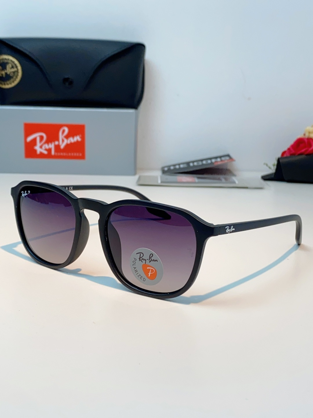 RayBan雷朋 2026新款突破传统方形限制，独特的不规则几何线条，既保留了知性优雅的气质，又自带都市