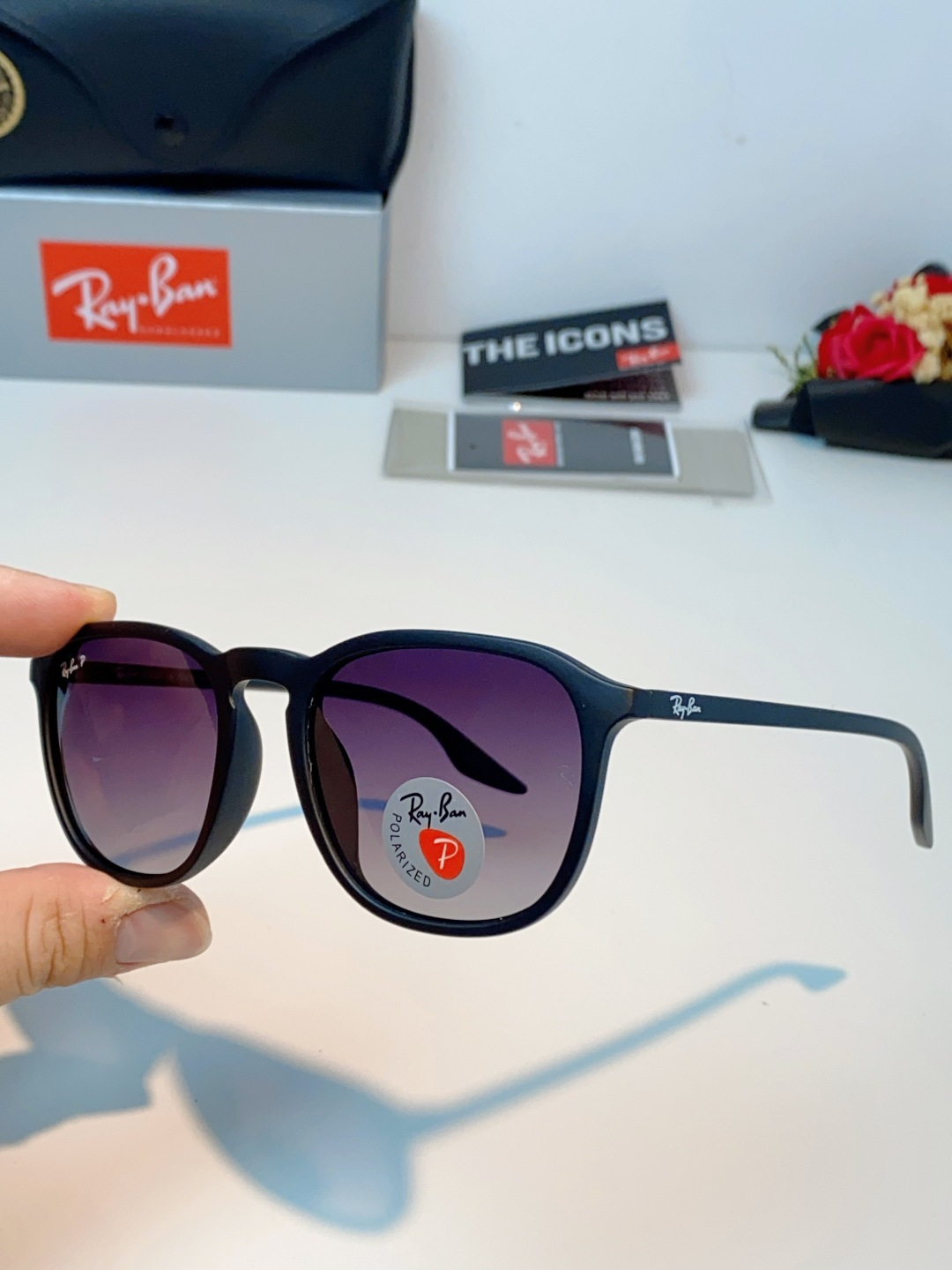 RayBan雷朋 2026新款突破传统方形限制，独特的不规则几何线条，既保留了知性优雅的气质，又自带都市