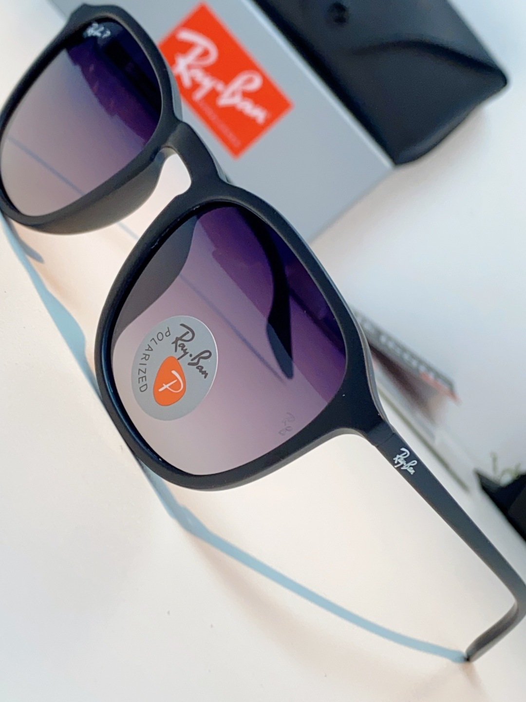 RayBan雷朋 2026新款突破传统方形限制，独特的不规则几何线条，既保留了知性优雅的气质，又自带都市
