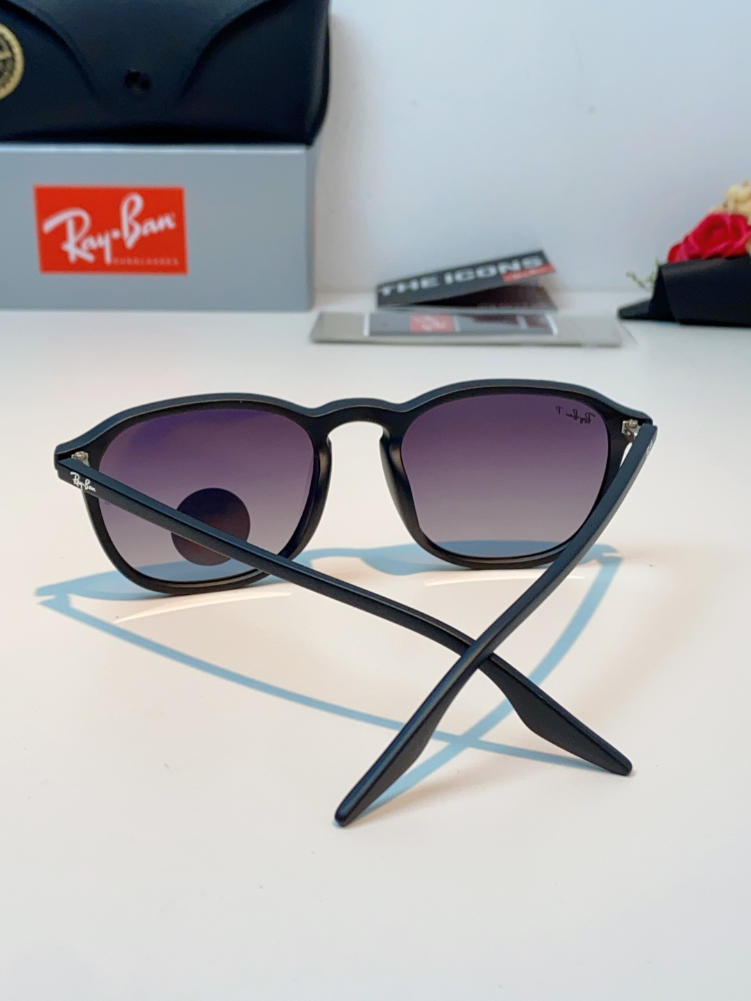RayBan雷朋 2026新款突破传统方形限制，独特的不规则几何线条，既保留了知性优雅的气质，又自带都市
