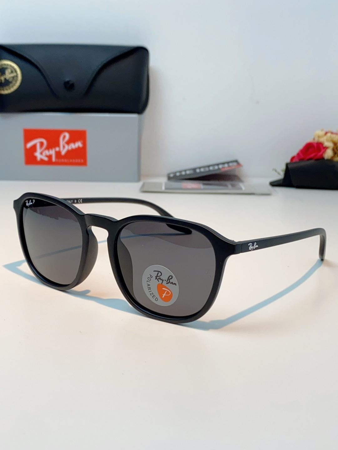 RayBan雷朋 2026新款突破传统方形限制，独特的不规则几何线条，既保留了知性优雅的气质，又自带都市
