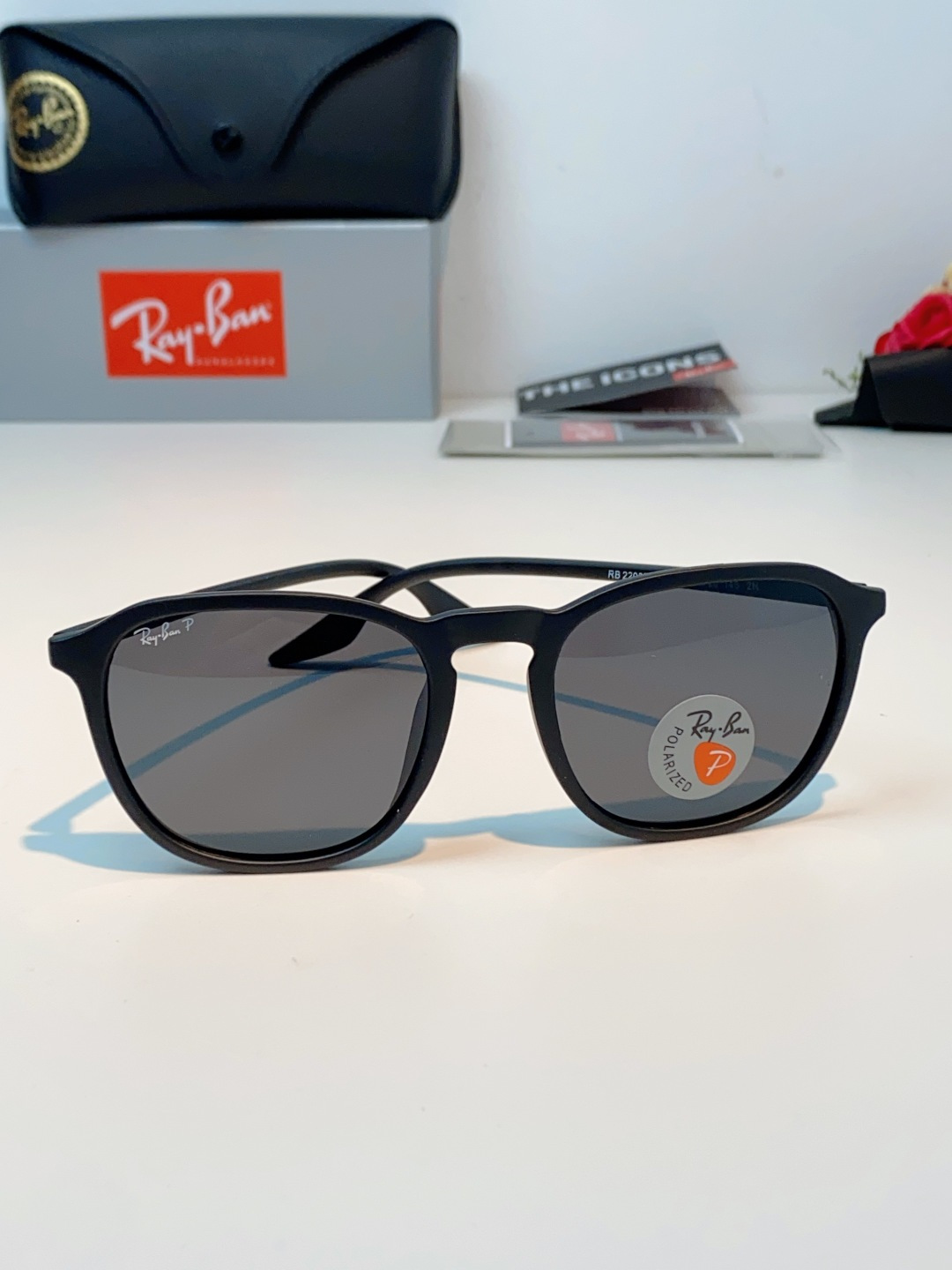 RayBan雷朋 2026新款突破传统方形限制，独特的不规则几何线条，既保留了知性优雅的气质，又自带都市