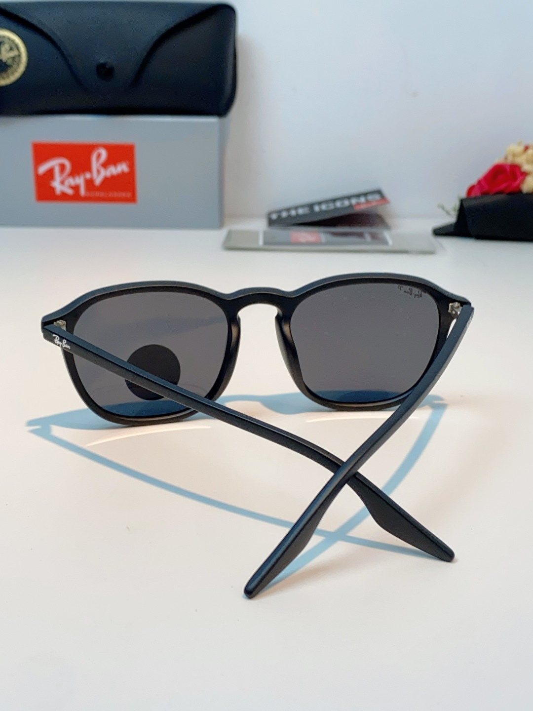 RayBan雷朋 2026新款突破传统方形限制，独特的不规则几何线条，既保留了知性优雅的气质，又自带都市