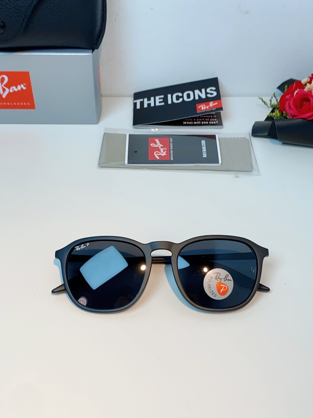 RayBan雷朋 2026新款突破传统方形限制，独特的不规则几何线条，既保留了知性优雅的气质，又自带都市