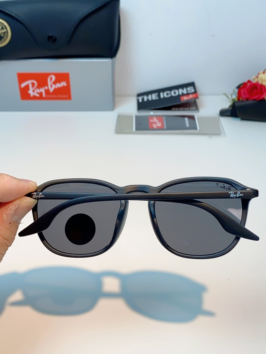 RayBan雷朋 2026新款突破传统方形限制，独特的不规则几何线条，既保留了知性优雅的气质，又自带都市