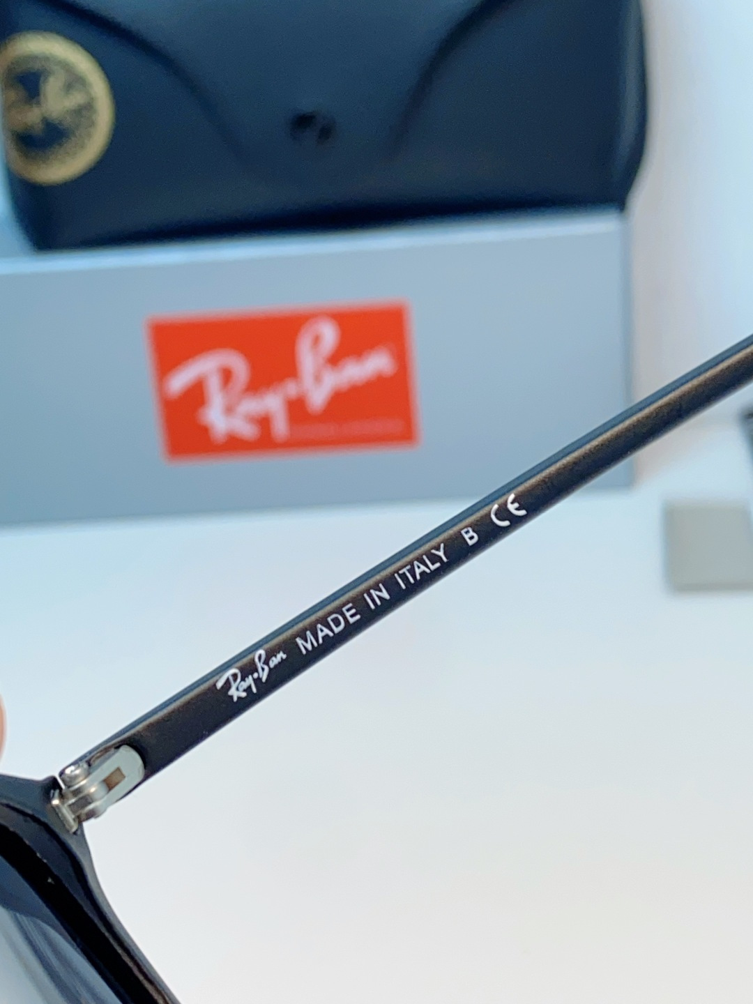 RayBan雷朋 2026新款突破传统方形限制，独特的不规则几何线条，既保留了知性优雅的气质，又自带都市