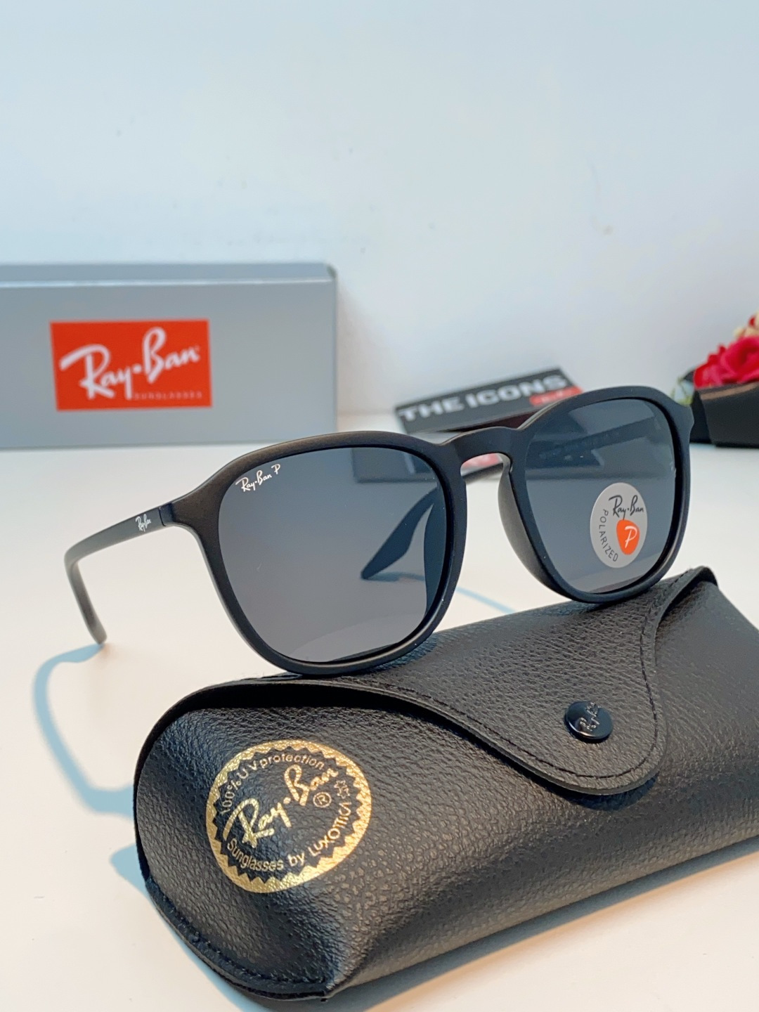 RayBan雷朋 2026新款突破传统方形限制，独特的不规则几何线条，既保留了知性优雅的气质，又自带都市