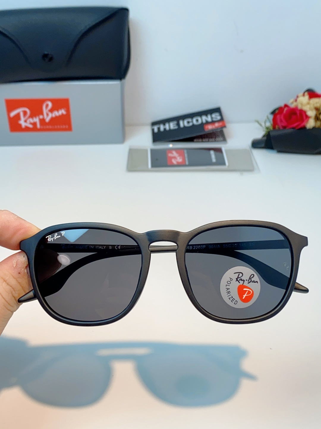 RayBan雷朋 2026新款突破传统方形限制，独特的不规则几何线条，既保留了知性优雅的气质，又自带都市