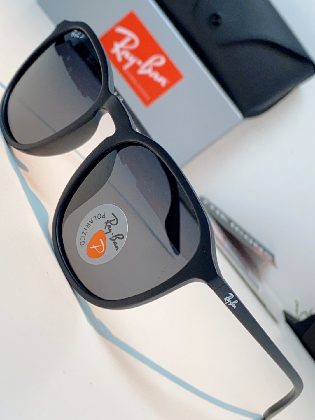 RayBan雷朋 2026新款突破传统方形限制，独特的不规则几何线条，既保留了知性优雅的气质，又自带都市
