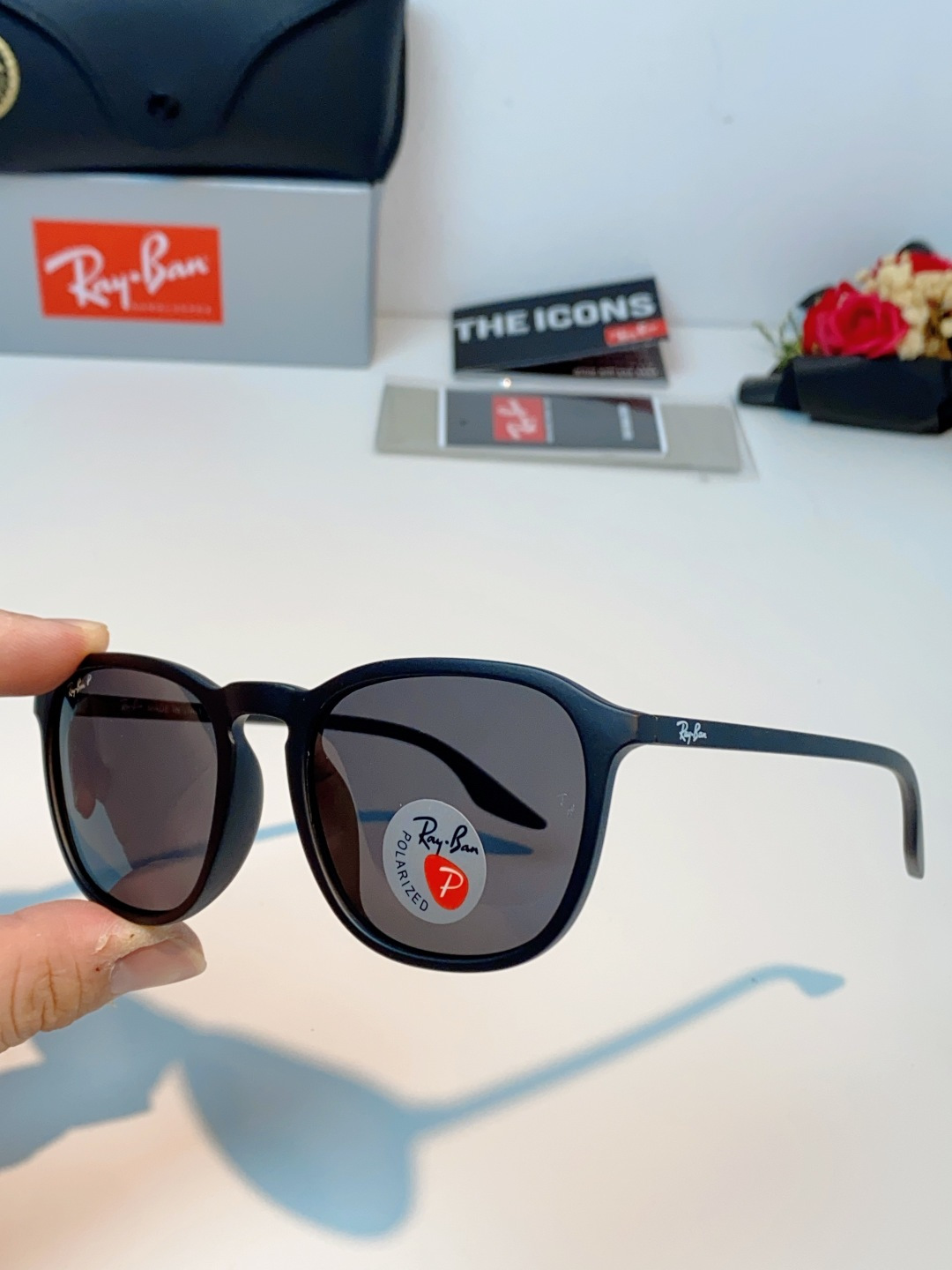 RayBan雷朋 2026新款突破传统方形限制，独特的不规则几何线条，既保留了知性优雅的气质，又自带都市