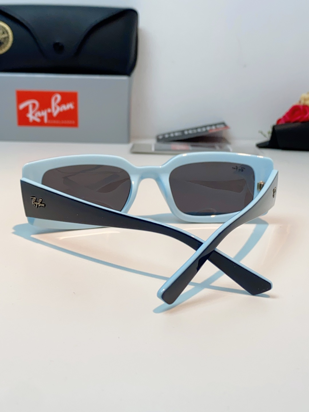 RayBan雷朋 2026新款利落的长方形粗黑框，复刻90年代复古风潮，厚框设计自带强烈视觉冲击力，完美