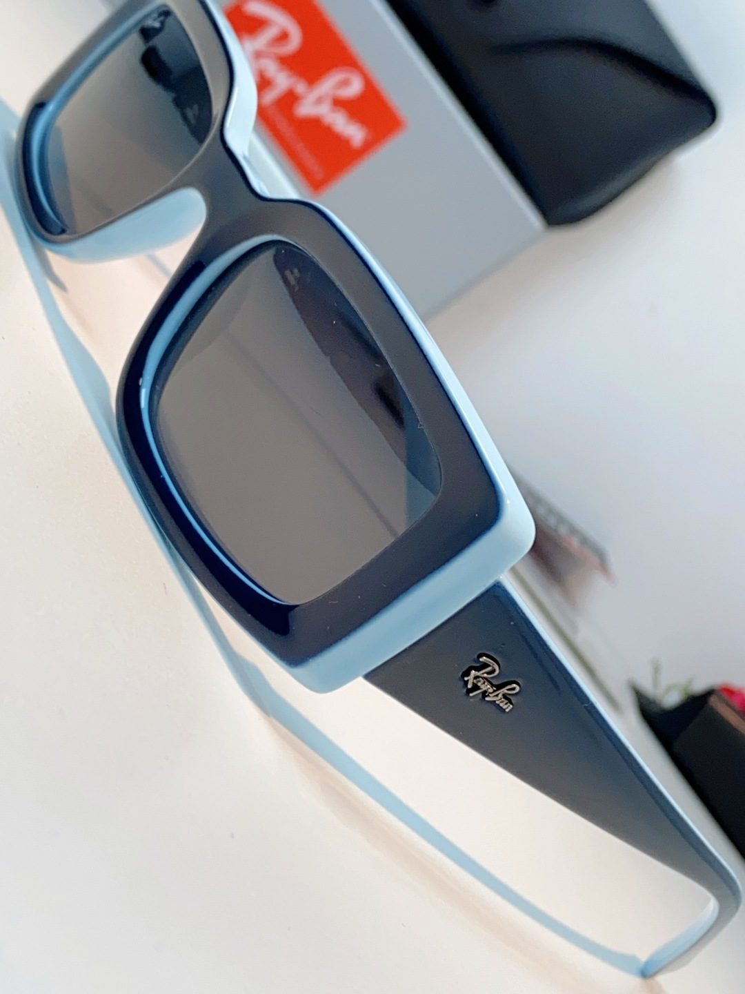 RayBan雷朋 2026新款利落的长方形粗黑框，复刻90年代复古风潮，厚框设计自带强烈视觉冲击力，完美