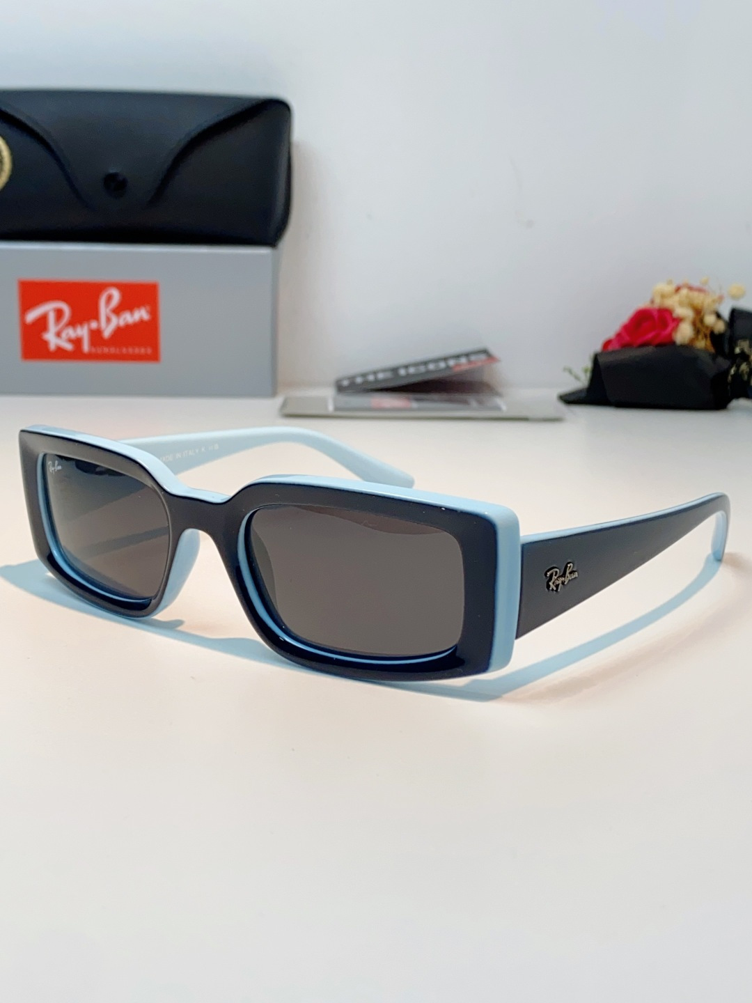 RayBan雷朋 2026新款利落的长方形粗黑框，复刻90年代复古风潮，厚框设计自带强烈视觉冲击力，完美