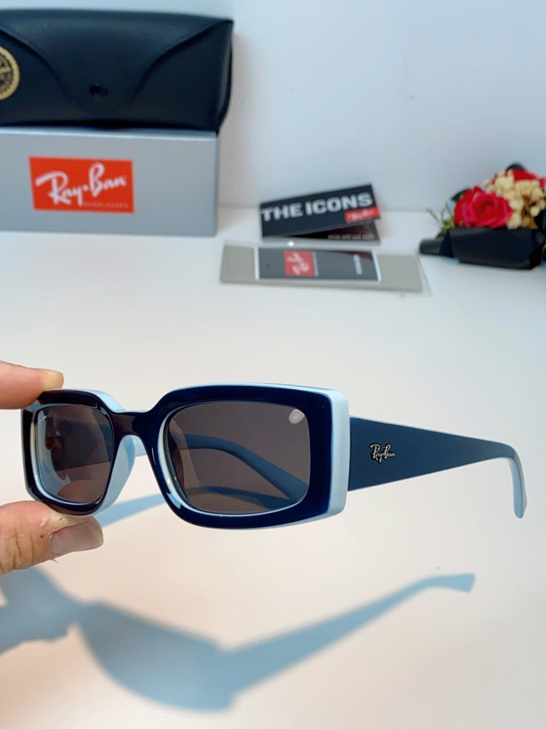RayBan雷朋 2026新款利落的长方形粗黑框，复刻90年代复古风潮，厚框设计自带强烈视觉冲击力，完美