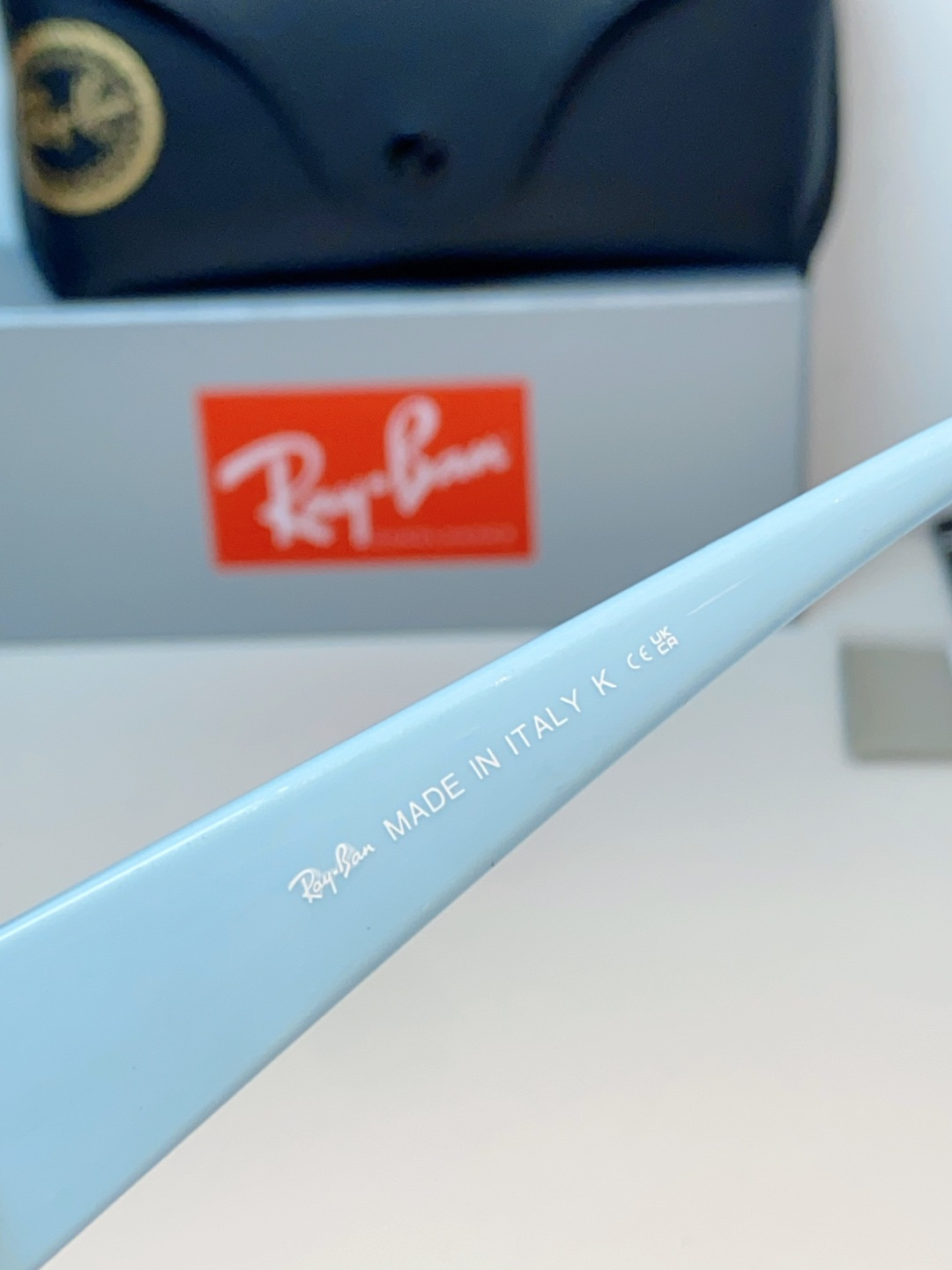 RayBan雷朋 2026新款利落的长方形粗黑框，复刻90年代复古风潮，厚框设计自带强烈视觉冲击力，完美