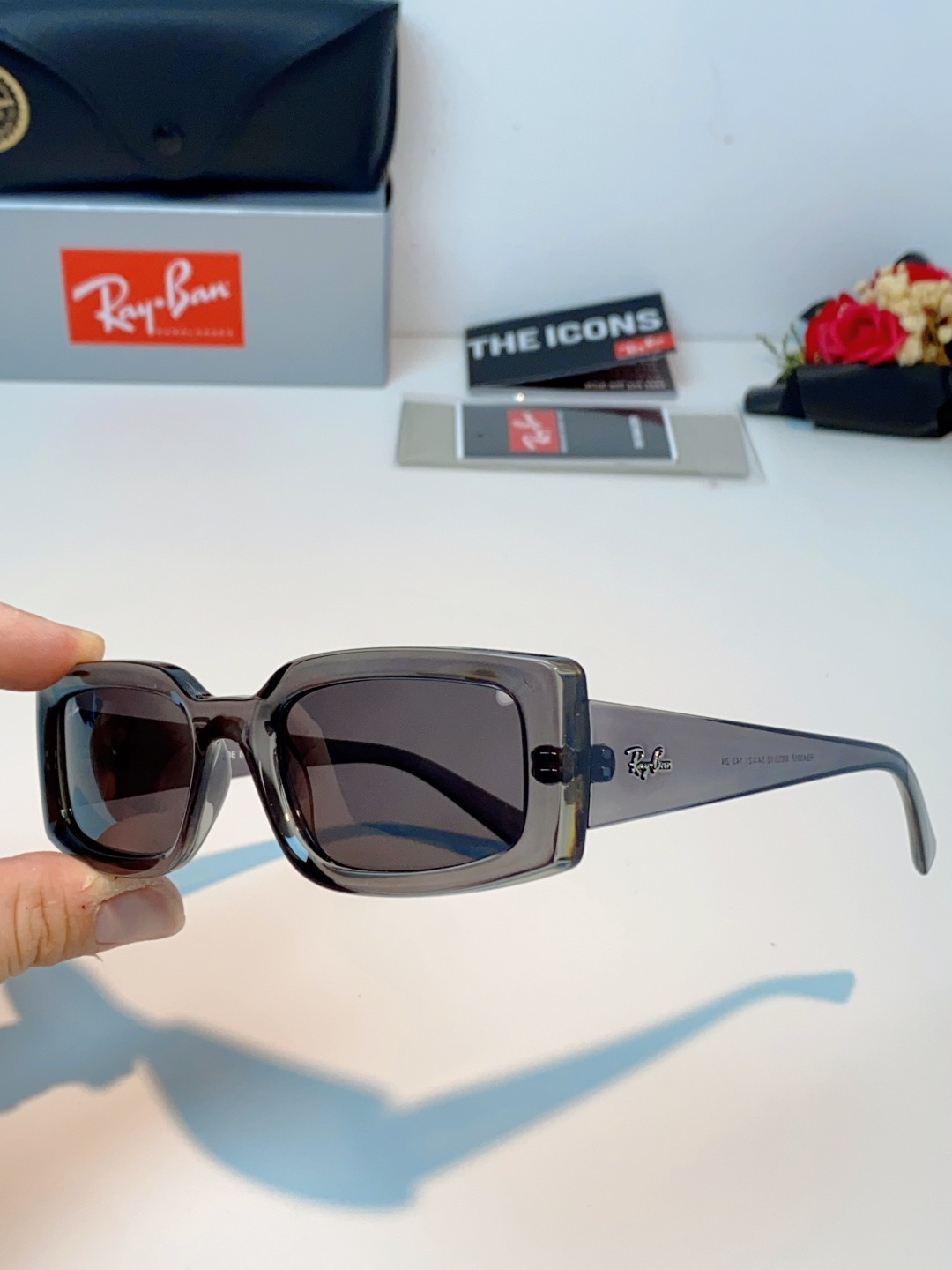 RayBan雷朋 2026新款利落的长方形粗黑框，复刻90年代复古风潮，厚框设计自带强烈视觉冲击力，完美