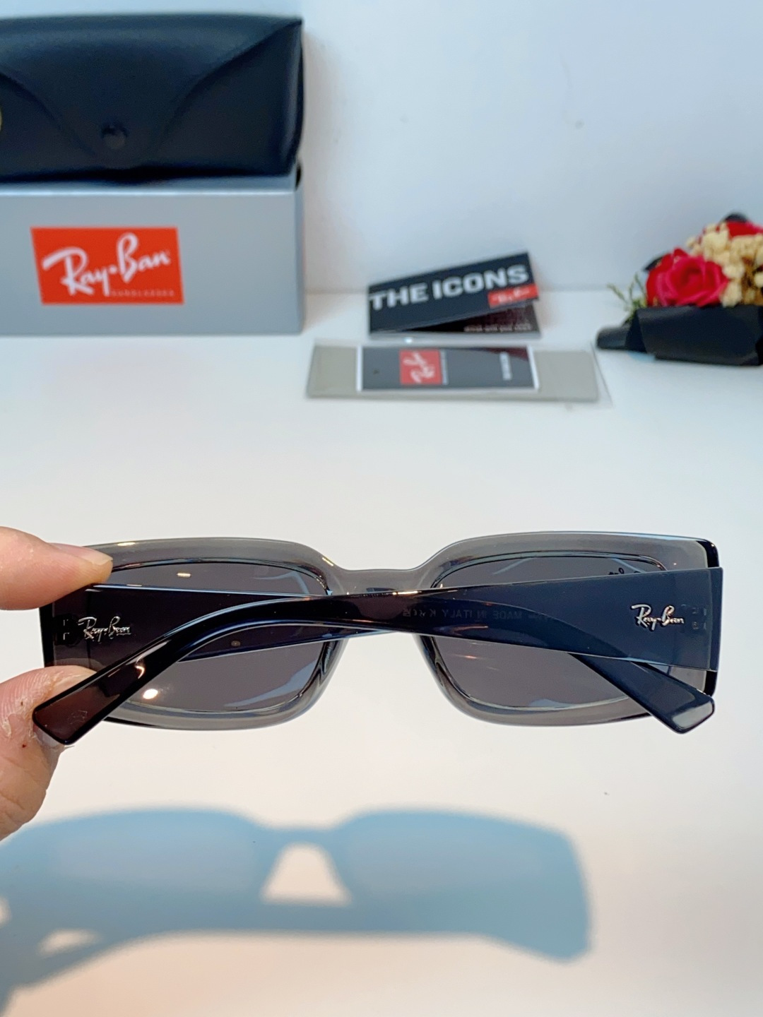 RayBan雷朋 2026新款利落的长方形粗黑框，复刻90年代复古风潮，厚框设计自带强烈视觉冲击力，完美