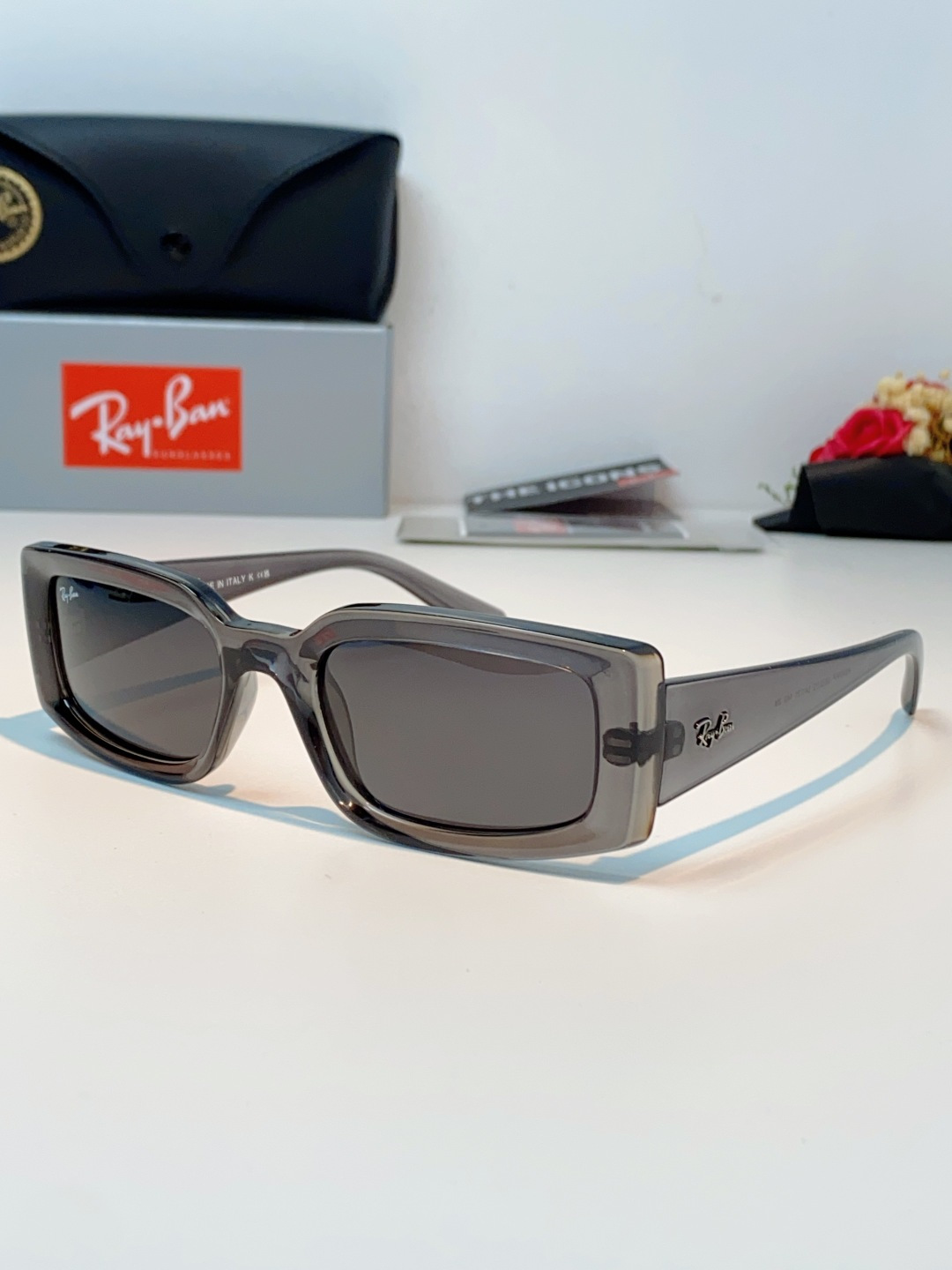 RayBan雷朋 2026新款利落的长方形粗黑框，复刻90年代复古风潮，厚框设计自带强烈视觉冲击力，完美