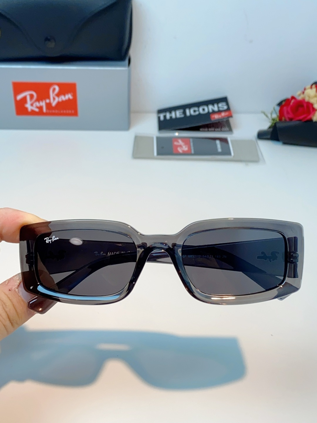 RayBan雷朋 2026新款利落的长方形粗黑框，复刻90年代复古风潮，厚框设计自带强烈视觉冲击力，完美
