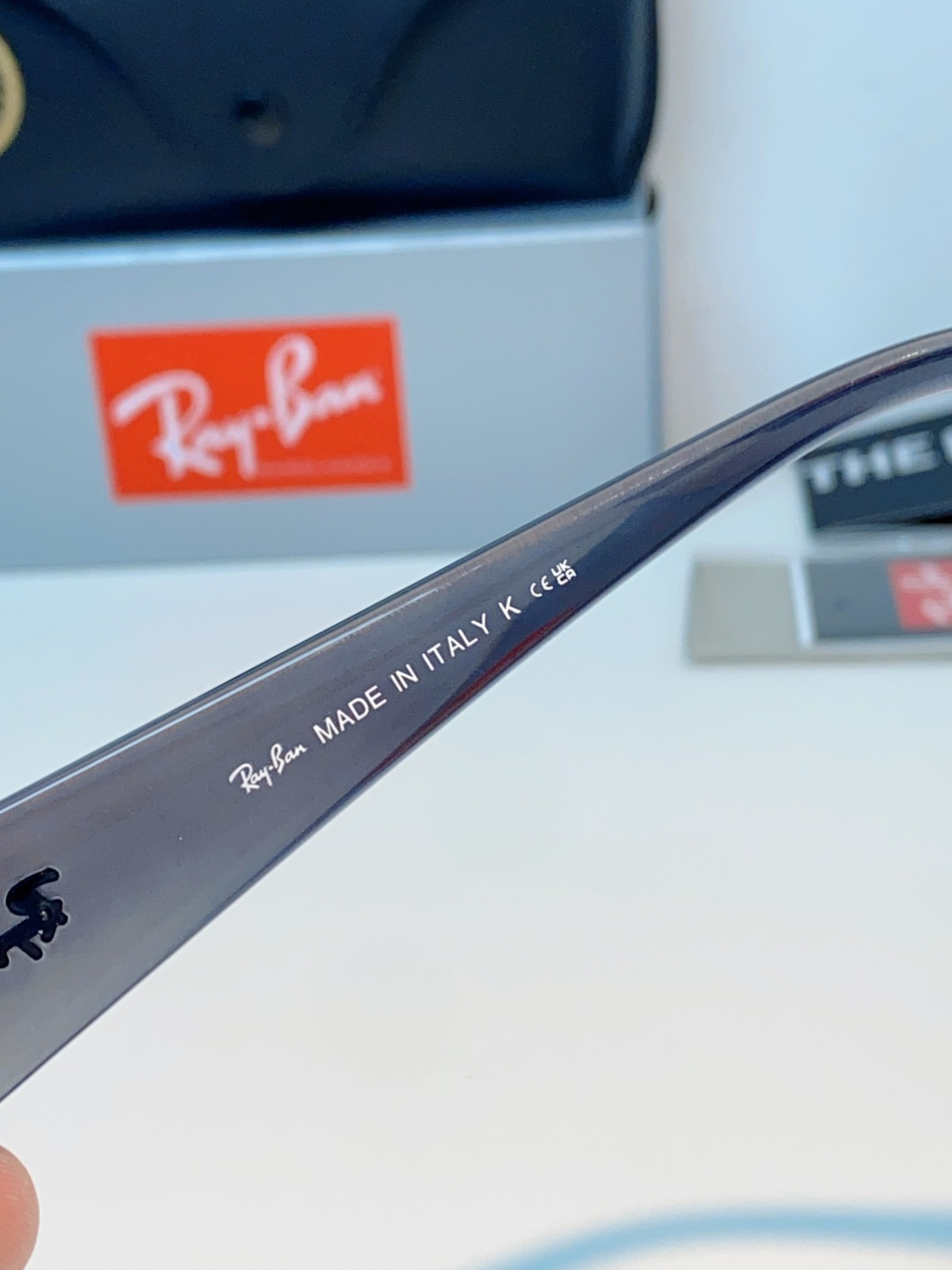 RayBan雷朋 2026新款利落的长方形粗黑框，复刻90年代复古风潮，厚框设计自带强烈视觉冲击力，完美