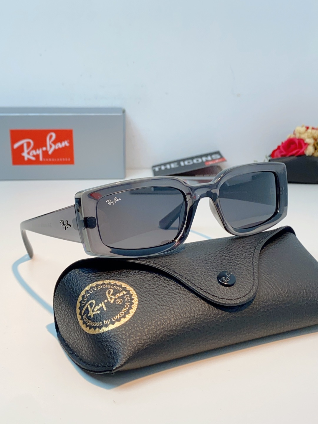 RayBan雷朋 2026新款利落的长方形粗黑框，复刻90年代复古风潮，厚框设计自带强烈视觉冲击力，完美