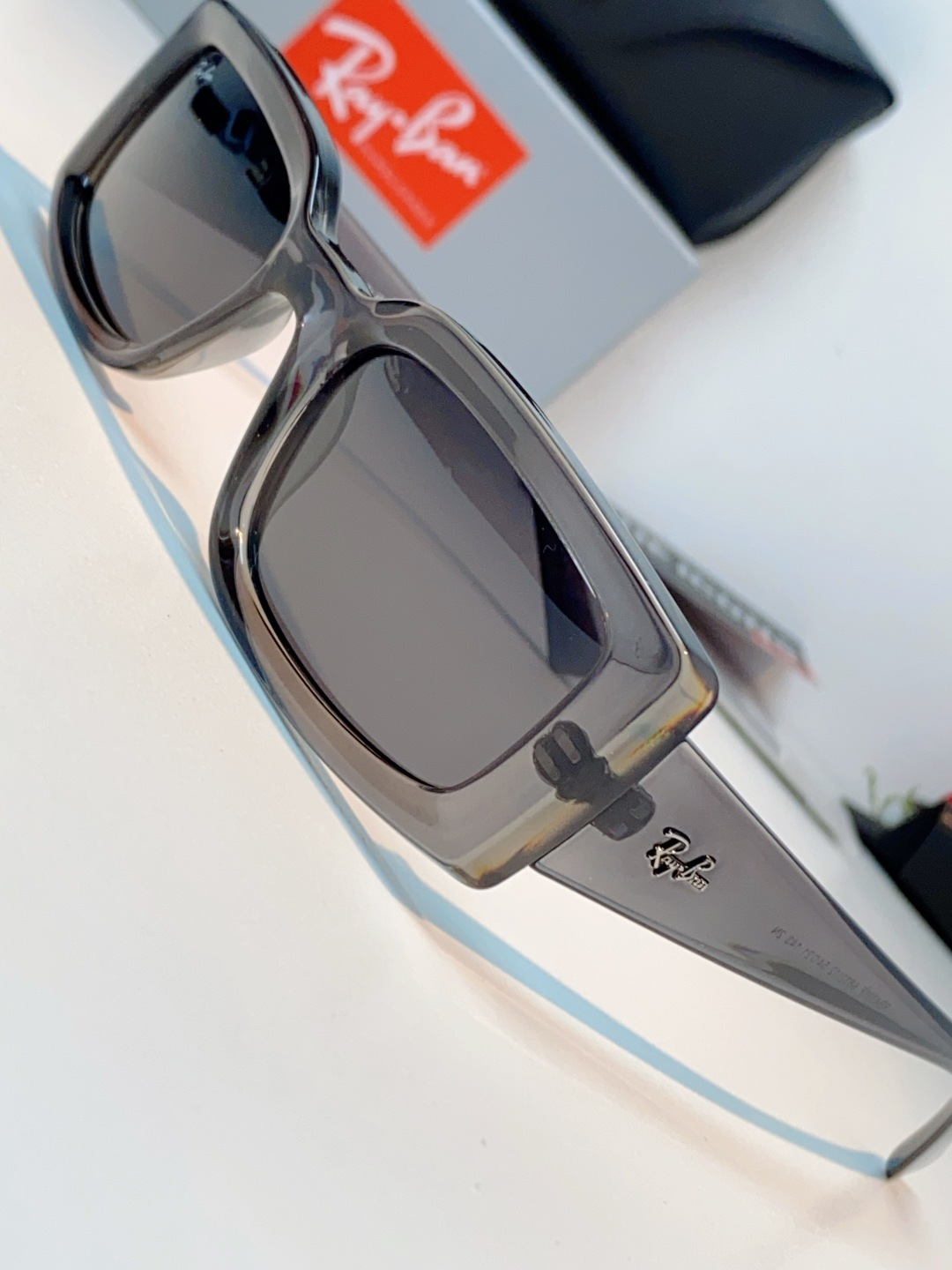 RayBan雷朋 2026新款利落的长方形粗黑框，复刻90年代复古风潮，厚框设计自带强烈视觉冲击力，完美
