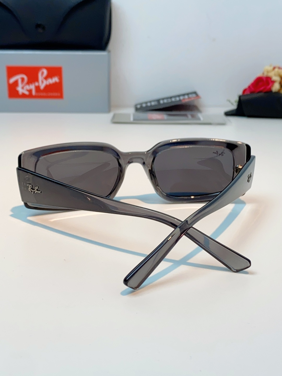 RayBan雷朋 2026新款利落的长方形粗黑框，复刻90年代复古风潮，厚框设计自带强烈视觉冲击力，完美