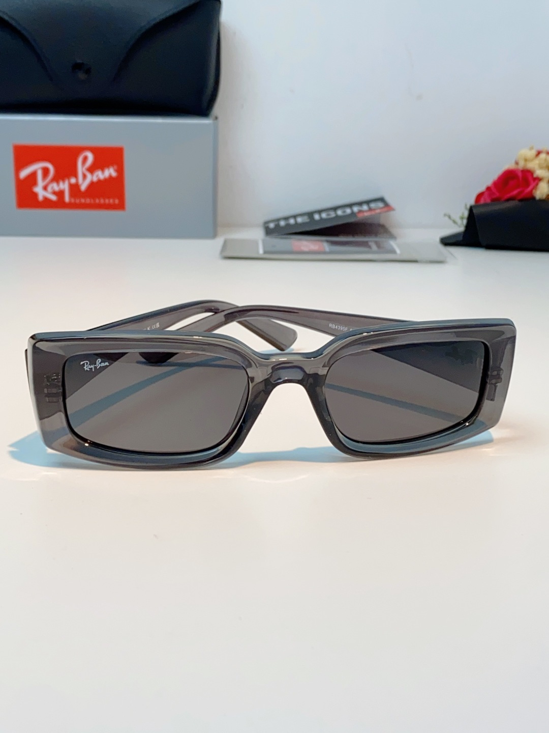 RayBan雷朋 2026新款利落的长方形粗黑框，复刻90年代复古风潮，厚框设计自带强烈视觉冲击力，完美