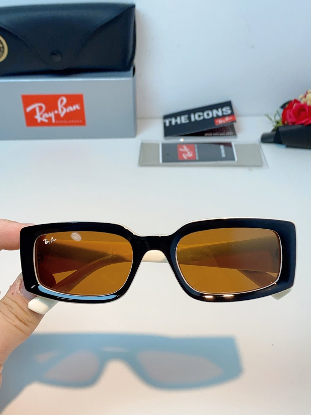 RayBan雷朋 2026新款利落的长方形粗黑框，复刻90年代复古风潮，厚框设计自带强烈视觉冲击力，完美