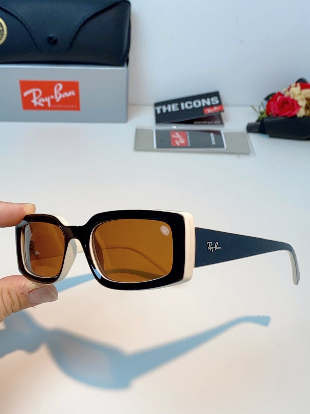 RayBan雷朋 2026新款利落的长方形粗黑框，复刻90年代复古风潮，厚框设计自带强烈视觉冲击力，完美